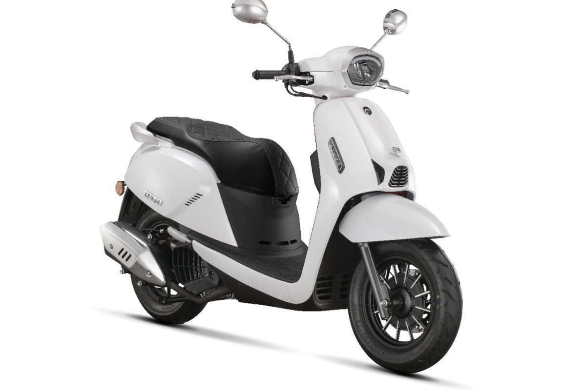 QJMOTOR LTR 50cc – Elegant White Retro Scooter